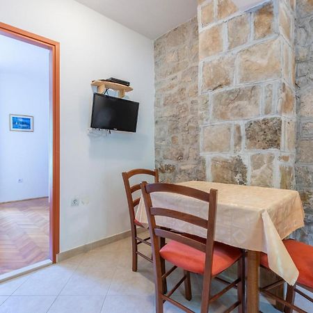 Awesome Apartment In Svinisce With Kitchenette المظهر الخارجي الصورة