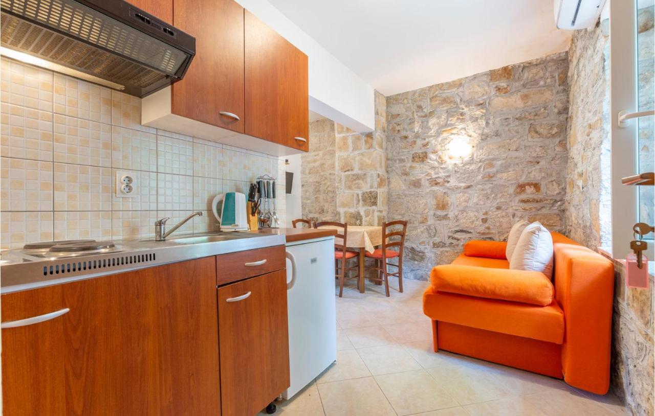 Awesome Apartment In Svinisce With Kitchenette المظهر الخارجي الصورة